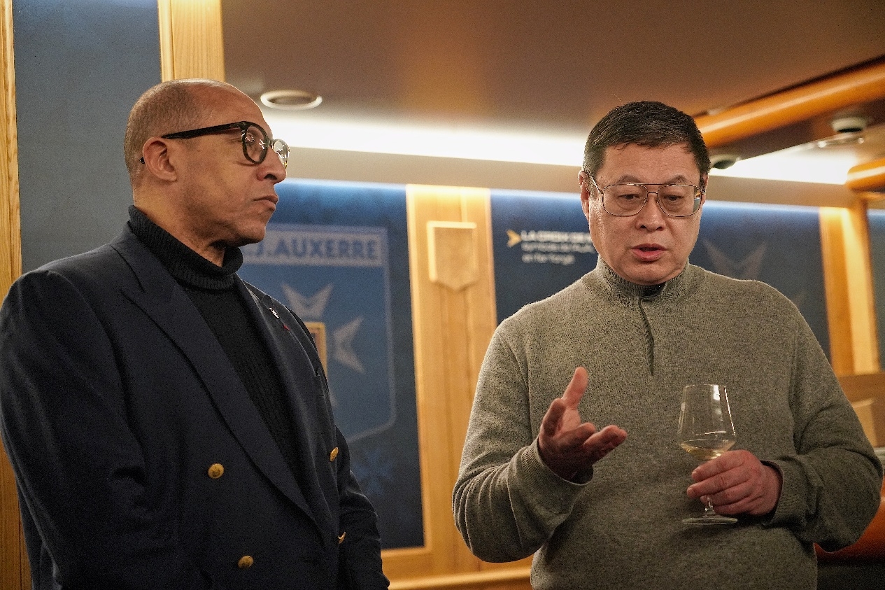 法國(guó)足協(xié)主席迪亞洛做客歐塞爾，并與董事會(huì)主席周云杰會(huì)晤