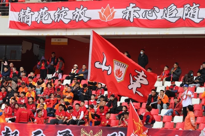 主場上萬名球迷的吶喊助威，給山東體彩女足征戰(zhàn)女超增添了能量與動力