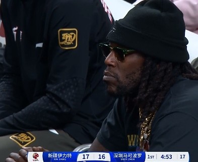 哦呦？你來了！新疆新外援哈雷爾場邊觀戰(zhàn)新疆主場vs深圳的比賽