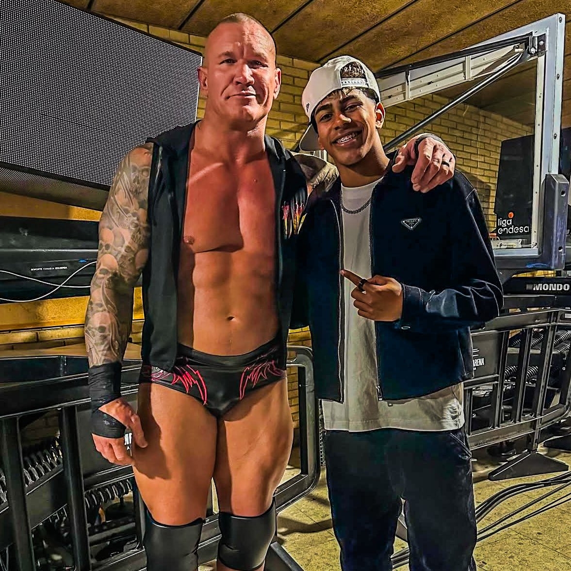 小心RKO！亞馬爾現場觀戰(zhàn)WWE，和奧爾頓、Triple H等合影