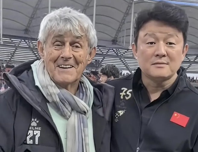 有點(diǎn)像？米盧差點(diǎn)將青島籍演員張磊誤認(rèn)為是孫繼海