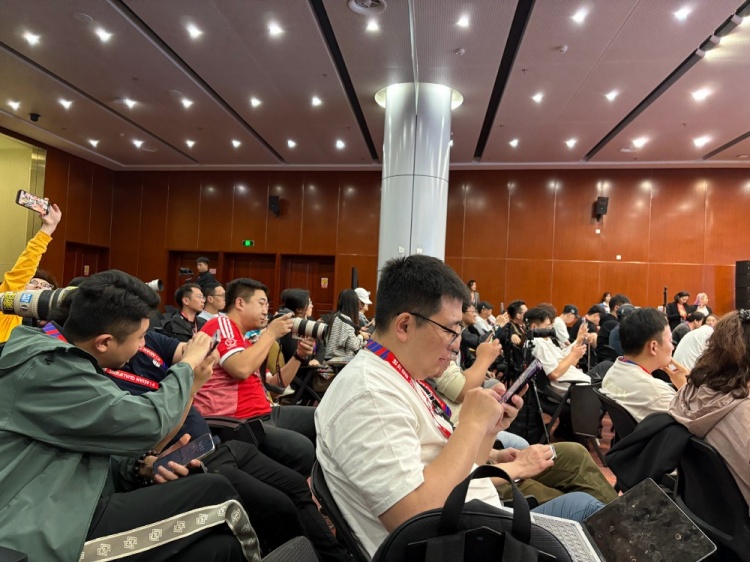 萬(wàn)眾矚目！記者擠滿國(guó)足賽前新聞發(fā)布廳，賽場(chǎng)記者預(yù)計(jì)超300人