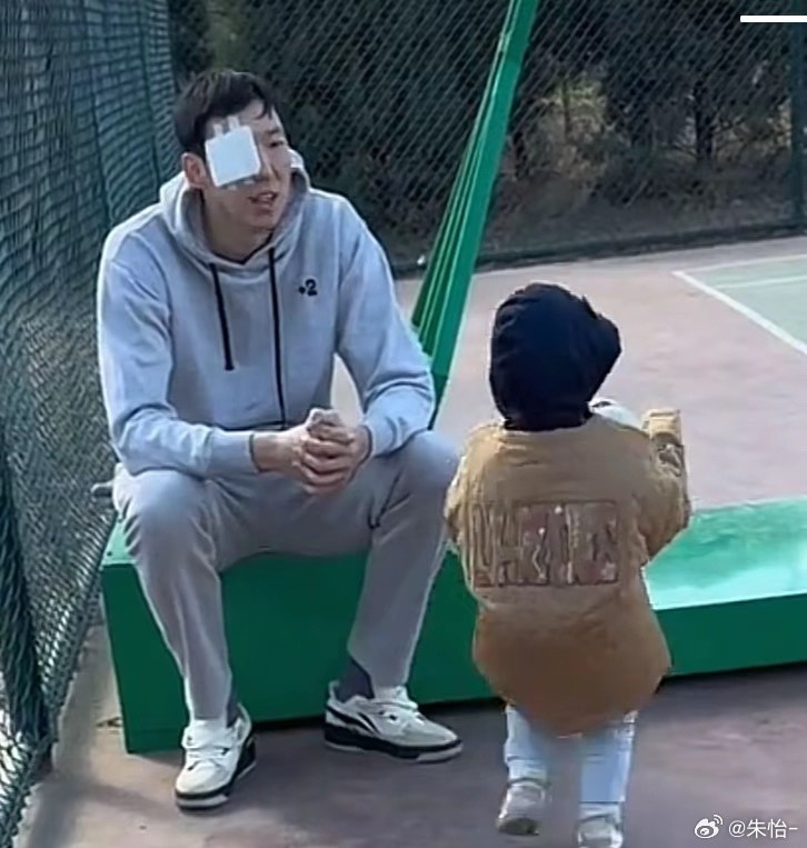 顧家好男人！記者曬出周琦手術(shù)后回歸家庭帶娃照片