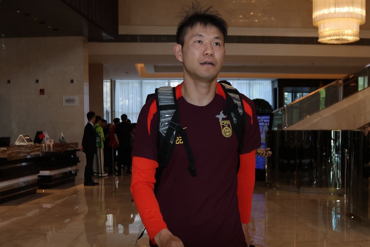 李源一3次助攻位居助攻榜榜首，李璇：再看伊萬發(fā)言覺得有種錯(cuò)亂