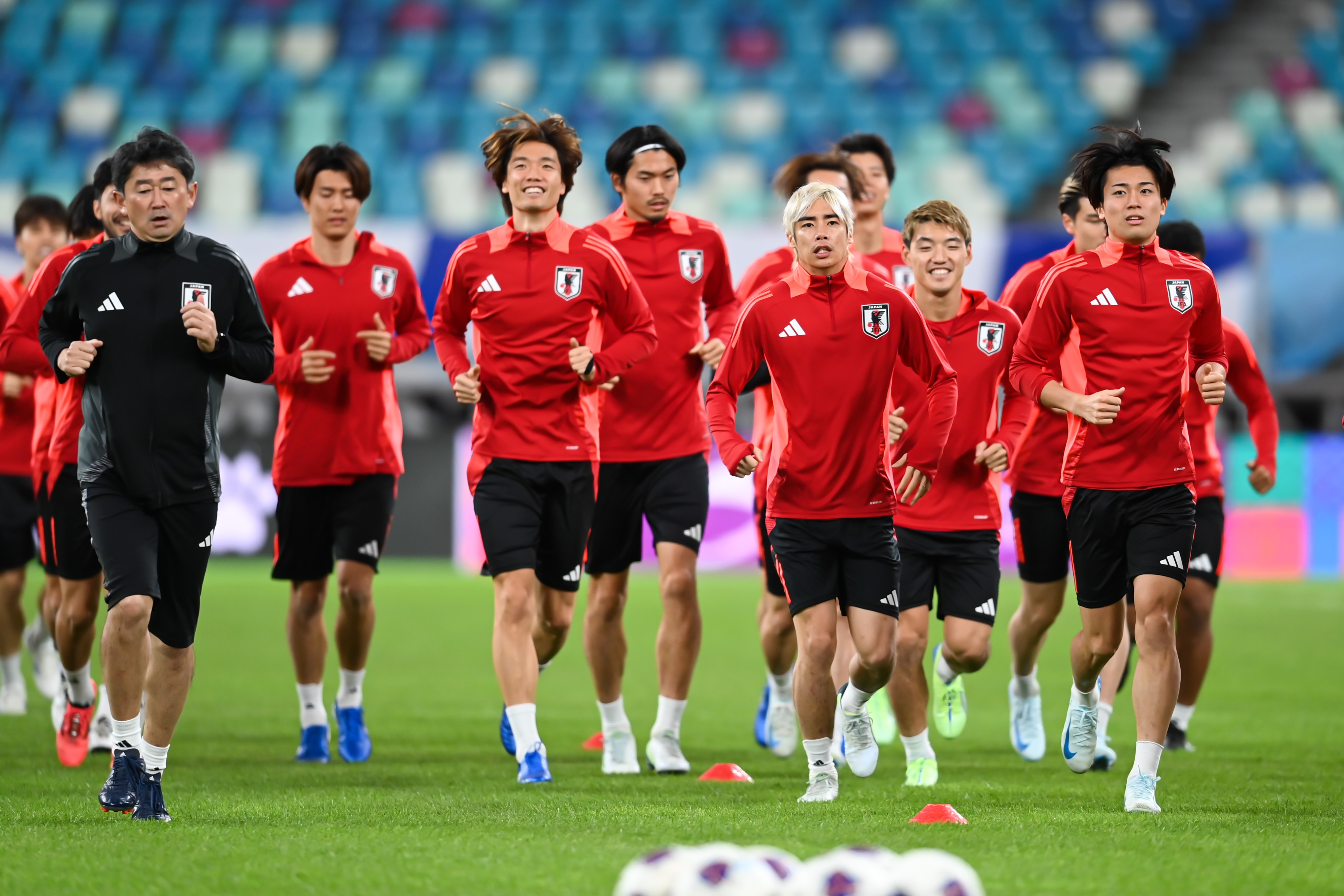 日媒：日本隊(duì)今日進(jìn)行賽前一日踩場訓(xùn)練，三笘薰和長友佑都缺席