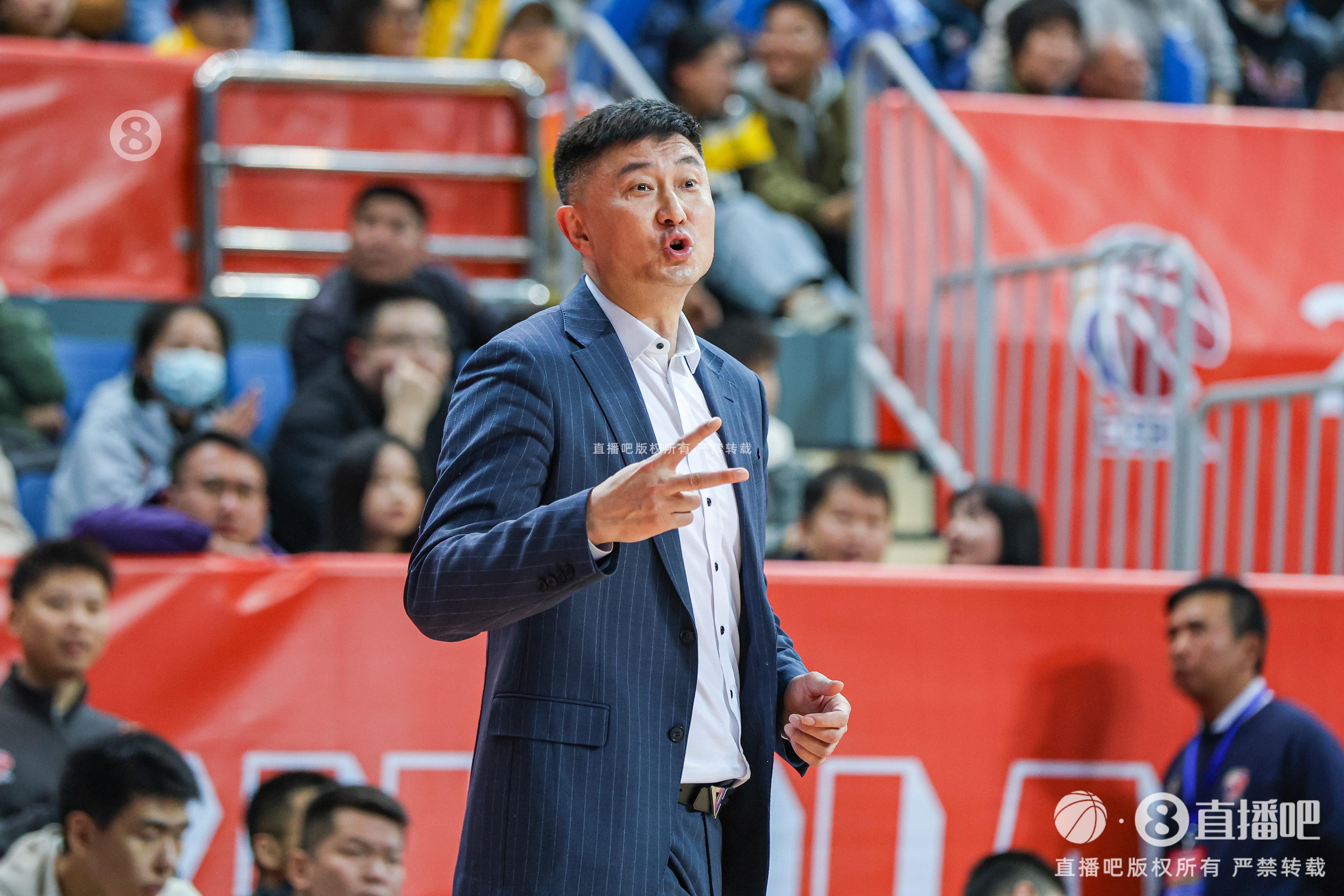 杜鋒：隊(duì)員打得挺好&挺拼 鼻子被打出血/腿被墊了都傷了 挺無(wú)奈的